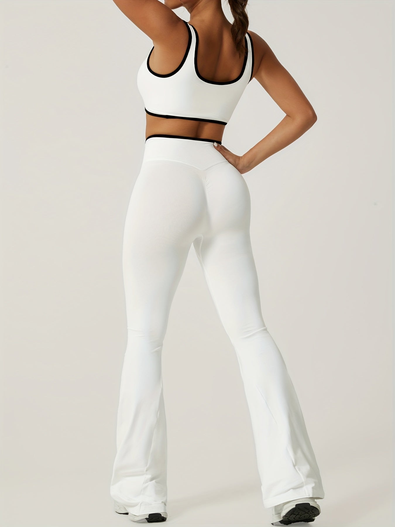 Conjunto deportivo Top y pantalón acampanado Maísa