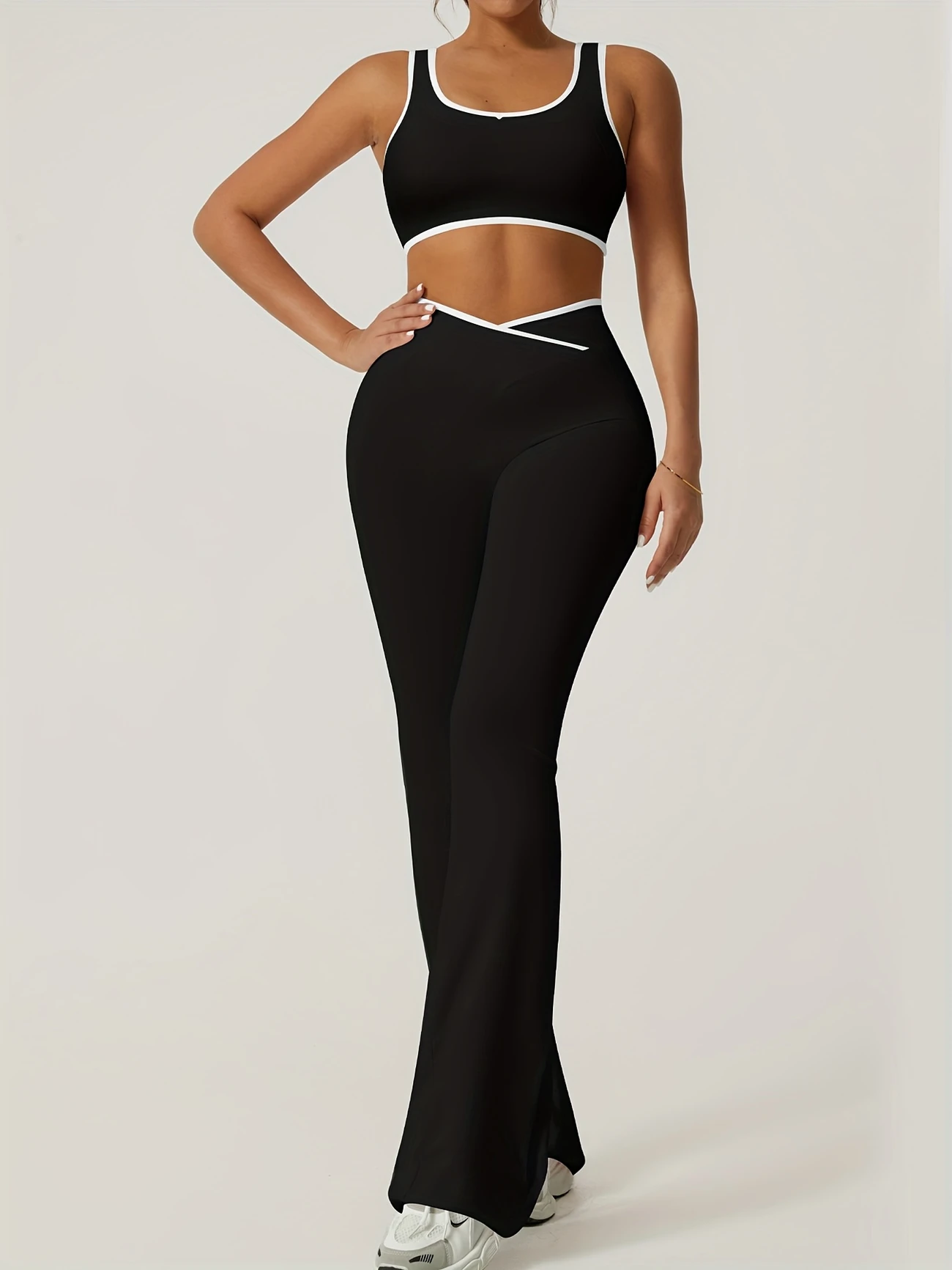 Conjunto deportivo Top y pantalón acampanado Maísa