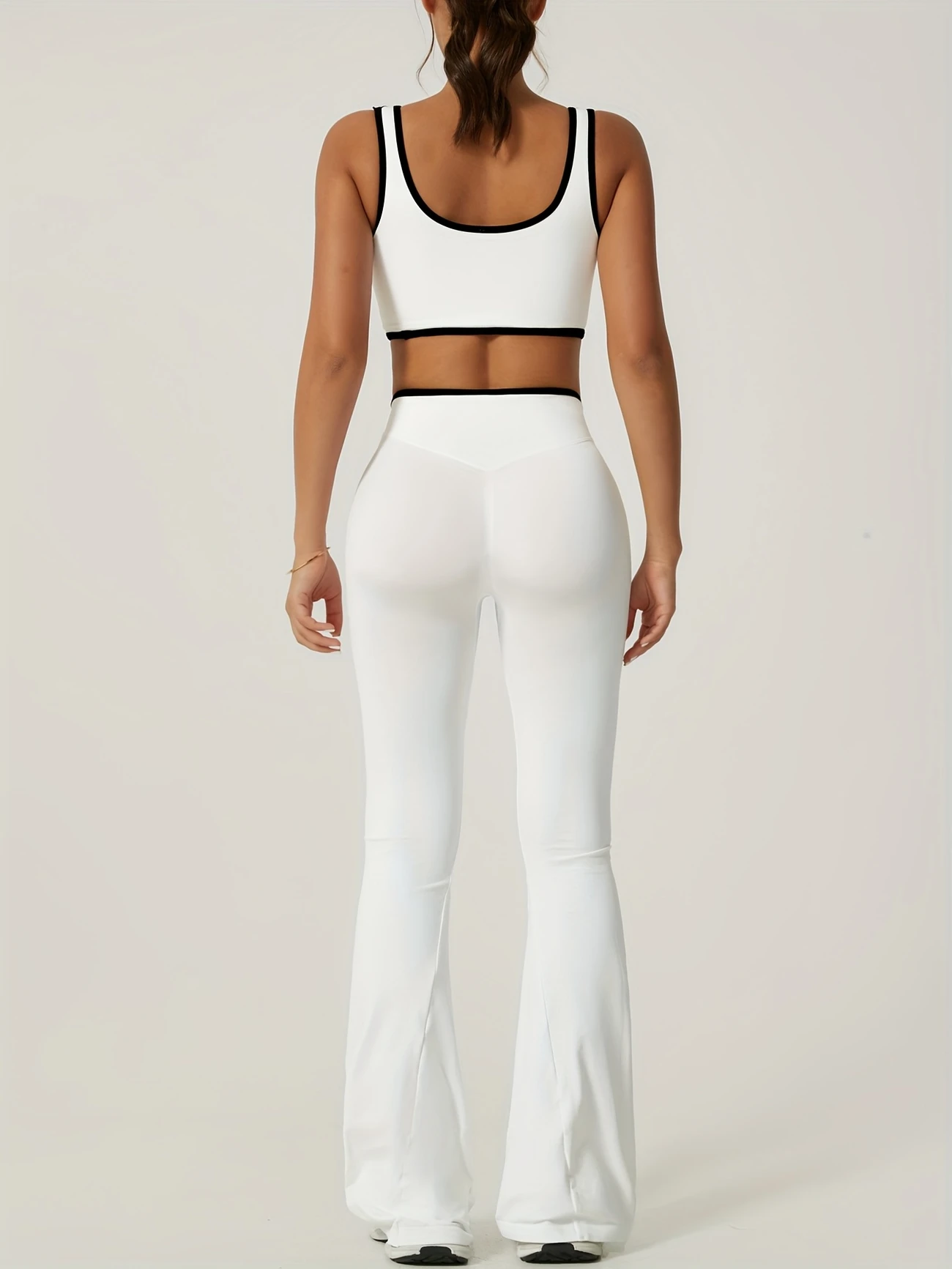 Conjunto deportivo Top y pantalón acampanado Maísa